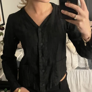 Svart tröja/kofta  - Svart tröja/kofta/skjorta i tunt jeansmaterial med knappar. 