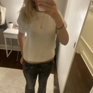 Vit kortärmad stickad tröja - Säljer denna snygga tröja💞 Använt väldigt lite och i är i bra skick💞