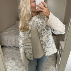 Trekvartsärmad jacka - Säljer denna trekvartsärmade mönstrade jacka. Har du någon fråga är det bara att höra av dig🫶🏻