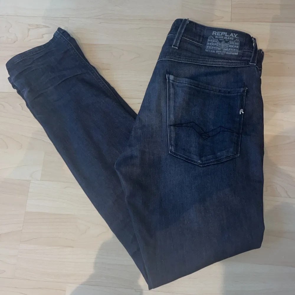 Svarta Replay Anbass Jeans med passformen ”Slim fit”. Skick 8/10. Retail pris: 1399kr. OBS öppen för byten med andra replay jeans! Möts hjärna upp i Stockholm!. Jeans & Byxor.