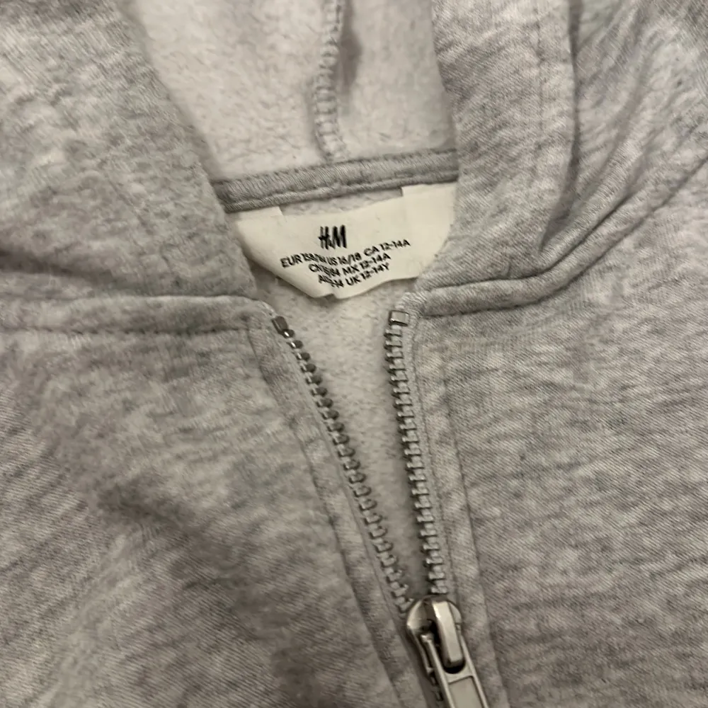 Säljer denna zip hoodien från h&m. Helt grå. Bra skick, inget kvitto kvar tyvärr. STÅR EJ FÖR FRAKTEN . Hoodies.
