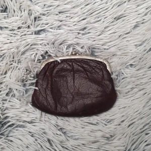 Plånbok /Mynthållare /Pengapung - Vintage i äkta läder med charmen kvar, är lite trasig men inget som påverkar, den fungerar ändå!🌰🌰