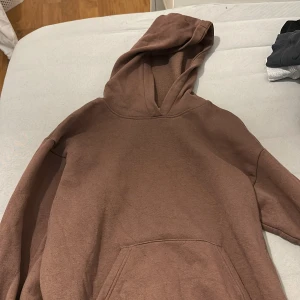 H&m hoo - Säljer denna hoodien från h&m. Bra sick. Storlek 170. Inget kvitto kvar tyvärr STÅR EJ FÖR FRAKTEN 