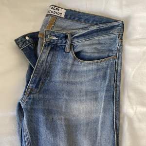 Säljer dessa superfina jeans från Acne Studios då de inte längre kommer till användning 🌸 bra skick 🌸 står ingen strl men skulle gissa mellan 36/38