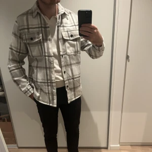 Flanelljacka  - Tyg flanell Storlek S Köpt på HM  Fint skick 