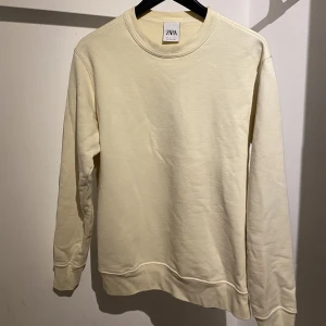 Off-white sweatshirt från Zara - Säljer en off-white färgad swear från Zara i storlek L. Passformen är regular fit. Inga synliga fel finns! Skriv för mer info eller vid funderingar🤙🏼