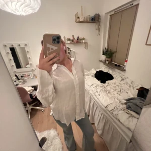 Linne skjorta  - Säljer denna linne skjorta då den ej kommer till användning köptes i sommars men var inte riktigt min grej, helt oanvänd och inga defekter, köparen står för frakt☺️
