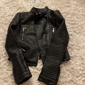 Skinnjacka  - En skinnjacka från det år sedan, använt få gånger. Säljer för att jag inte använder den längre, bra skick. Står ej för frakten☺️
