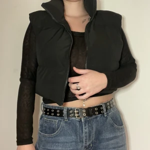 Svart väst - Croppad väst som använts en gång och är i nyskick. Perfekt till hösten/våren då den är rätt tjock och ordentligt vadderad.