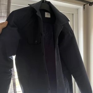 John Henric Overshirt - Säljer nu min riktigt feta John Henric Overshirt då den köptes i fel storlek. Överlag riktigt fräsch och så gott som oanvänd. Nytt skick alltså 10/10. Nypris ligger på 1250, jag säljer för endast 650