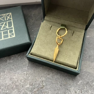 Jättefint Maria Nilsdotter örhänge!💖 - Säljer detta fina ”bitten earring” från Maria Nilsdotter i guld💖Som nytt och har inga defekter, mycket sällan använt!! Nypris 2495 kr