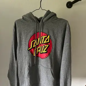 En grå äkta Santa Cruz hoodie. Storlek s. Den har använts ett få antal gånger, så i jätte fint skick. ❣️