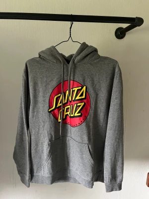 En äkta grå Santa Cruz hoodie - En grå äkta Santa Cruz hoodie. Storlek s. Den har använts ett få antal gånger, så i jätte fint skick. ❣️