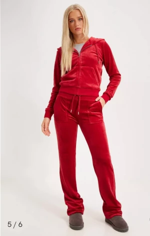 Super snygga juicy byxor - Säljer mina nästan oanvända röda juicy byxor då jag tyvärr inte får användning av de❤️ Köpte de för ca 2 år sen och är använda Max 5 ggr. Inga defekter eller något liknande❤️ Hör av er om ni undrar över något❤️ (LÅNADE BILDER)❤️