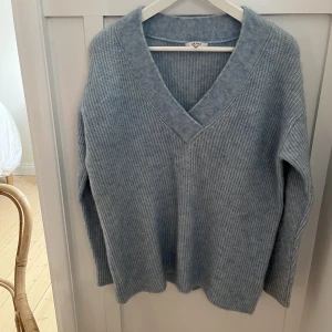 Ljusblå Ganni - Superfin stickad ljusblå tröja från Ganni! 💙Nästan oanvänd och i toppenskick. Mest lik färgen på bilden i mitten. Nypris ca 2500. 