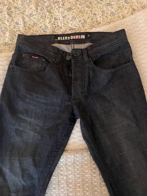 Lågmidjade jeans.  - Coola Lågmidjade jeans som aldrig kommit till användning. Midjemåttet är 76cm och Innerbenslängden är 81cm💕FRI FRAKT