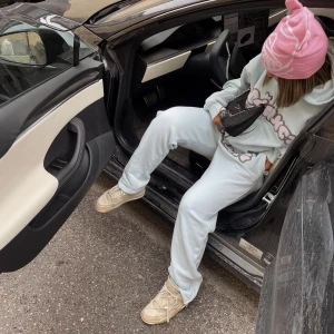 Doganci, Blå, Storlek M och XL - Säljer dessa jätte fina mjukisar från Doganci, som inte längre går att köpa! Byxorna är en M och Tröjan är en XL så oversized men så mysigt!! Säljer dyrare än lila pga ingen fläck och har inte haft lika länge!