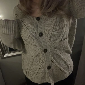 Söt stickad kofta🤍 - Jättesöt beige stickad tröja i stl S🤎 Bra skick men använd!!🥰🥰  Skriv om du har några frågor💗  Köparen står för frakt men kan mötas upp i Uppsala❤️