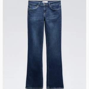 Zaras ”Jeans Zw The Low Rise Bootcut” i storlek 36. Perfekta på mig som är 172, säljer för de inte kommer till användning🩷 Är använda ungefär 5 gånger och ser helt nya ut!! Nypris: 399🥰