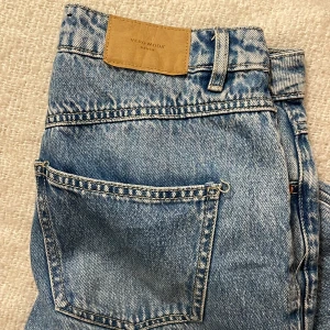 Jeans 30/32 Vero Moda - Jeans från Vero Moda i storlek 30/32. Använt fåtal gånger men blev för små för mig. Rak modell.
