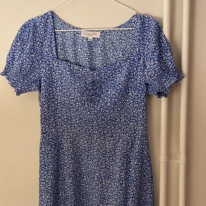 Maxiklänning - En blommig och somrig klänning som var tyvärr lite för stor för mig. Tunnt siffongsaktigt material.