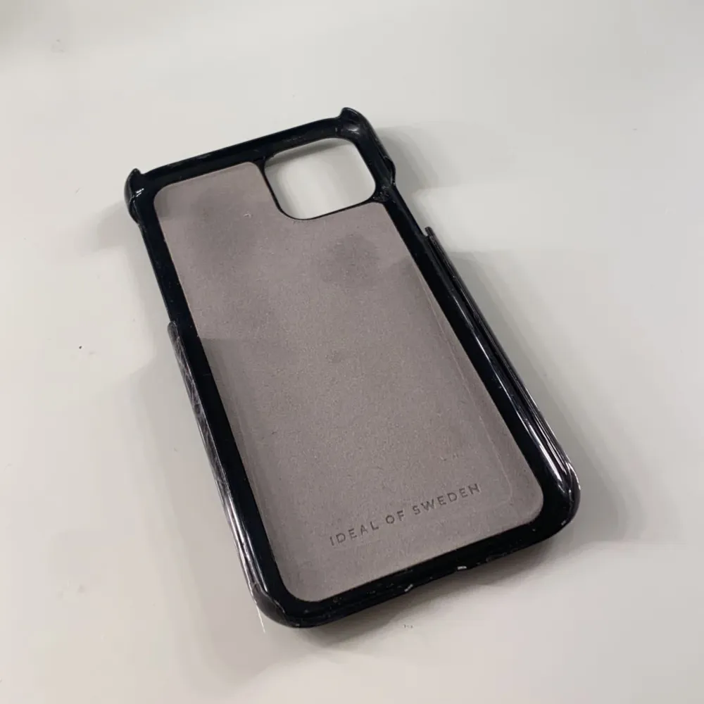 Mobilskal i svart marmor till iPhone 11 pro. Inte använt så mycke och i fint skick förutom  en liten kantstötning längst ner i hörnet men annars fint! Säljer då det inte används längre. Övrigt.