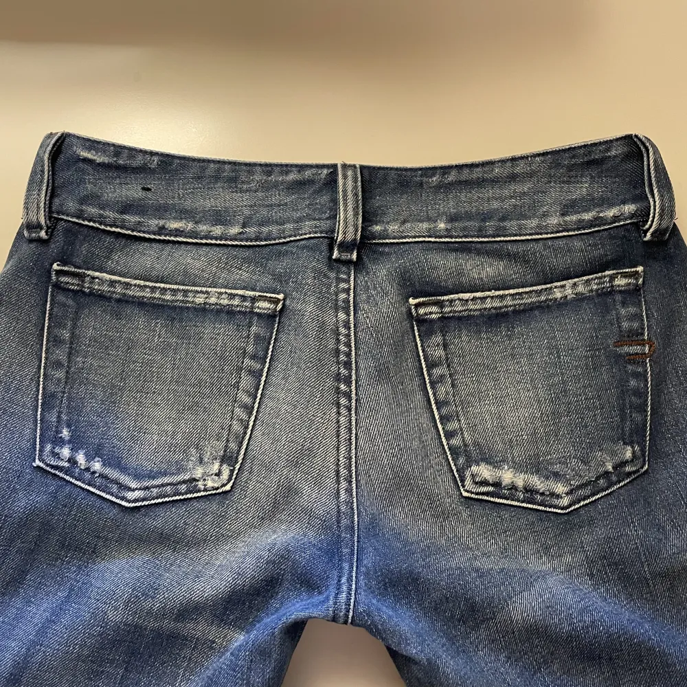 fina långa diesel jeans, säljer dom efter som att dom tyvärr är för långa för mig💗innerbensmått: 90 cm midjemått tvärsöver: 39 cm 💗jag är 160 lång. Jeans & Byxor.