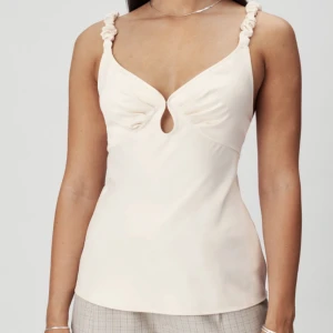 Top från Adoore - En superfin top från Adoore som jag nyss fick hem, den var tyvärr för stor men går inte att skicka tillbaka (köpt för 400kr och helt ny och oanvänd)