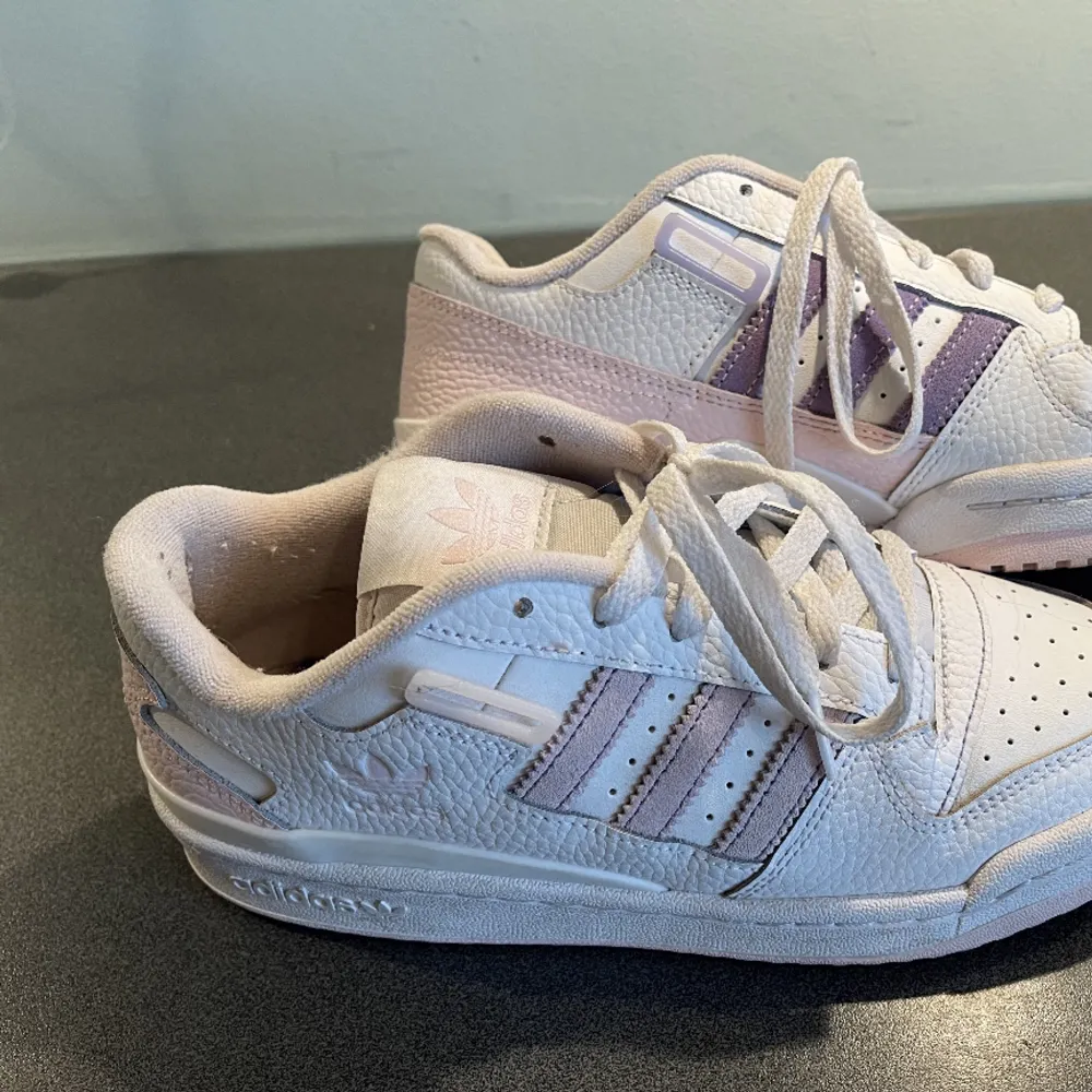 Adidas orginials forum low köpta på footlocker förra året. Använda en gång. Ena skon har rosa stripes och andra lila 🕺väldigt härliga ljusa färger!!💞 säljer då jag har för mycket skor :( . Skor.