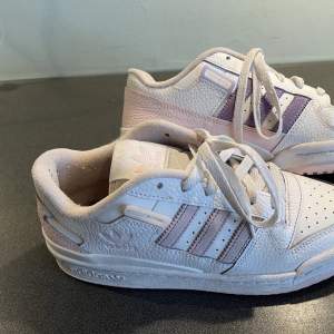 Adidas orginials forum low köpta på footlocker förra året. Använda en gång. Ena skon har rosa stripes och andra lila 🕺väldigt härliga ljusa färger!!💞 säljer då jag har för mycket skor :( 