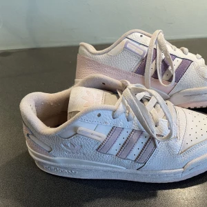 adidas originals forum  - Adidas orginials forum low köpta på footlocker förra året. Använda en gång. Ena skon har rosa stripes och andra lila 🕺väldigt härliga ljusa färger!!💞 säljer då jag har för mycket skor :( 