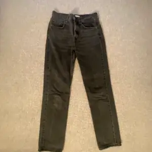 Svarta jeans från zara. Tror modellen är straight jeans, men är osäker. Säljer då dom inte längre kommer till användning
