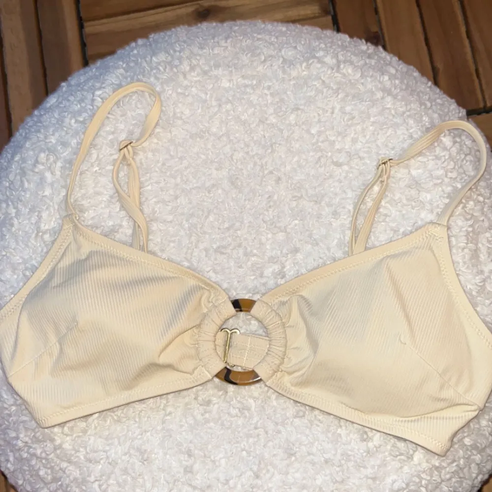 Beige bikinitopp från h&m storlek 36.. Toppar.