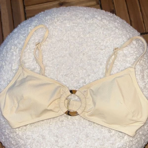 Beige bikinitopp - Beige bikinitopp från h&m storlek 36.