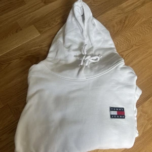 Vit hoodie ifrån Tommy Jeans  - Vit hoodie ifrån Tommy Jeans i storlek XL. Upplever den lite oversize men passar mig som har L. Jättefint skick och är använd max 5 gånger. 