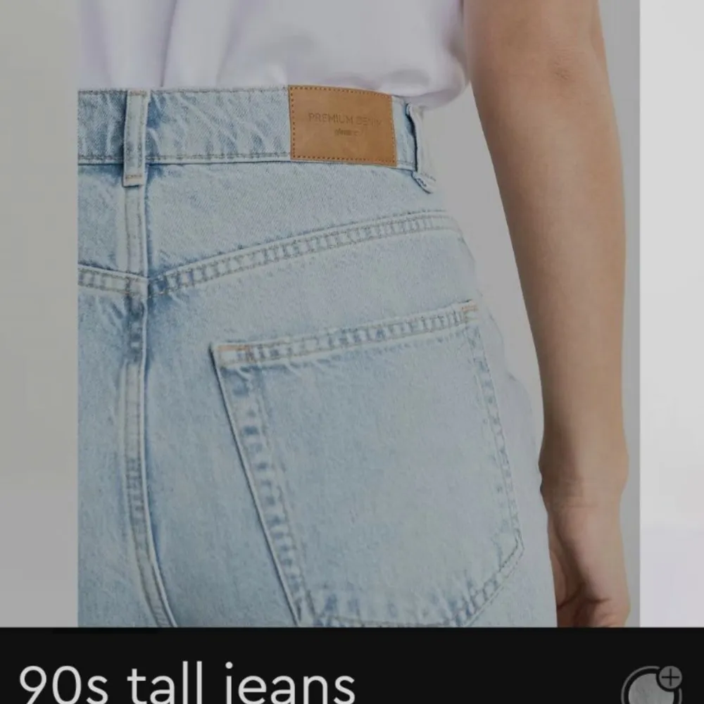 Gina Tricot 90s tall jeans. Använda 1-2 gånger, men blivit för små för mig. Storlek 38, passar 36. Jättefina och når ner till fötterna på mig som är 178cm lång. Älskar dessa jeans, ska köpas i större storlek när de kommer tillbaka. Men finns ej att köpa f. Jeans & Byxor.