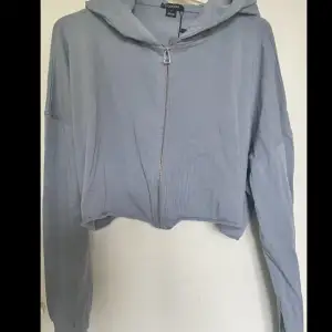Från Boohoo Namn: oversized overdyed cropped boxy zip through hoodie Färg: blågrå Nypris: 400kr Säljer för att den var kortare än jag tänkte mig