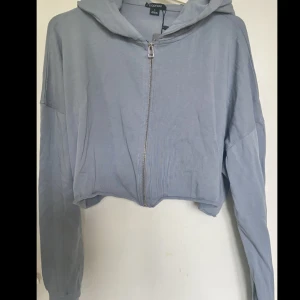 Croppad hoodie - Från Boohoo Namn: oversized overdyed cropped boxy zip through hoodie Färg: blågrå Nypris: 400kr Säljer för att den var kortare än jag tänkte mig