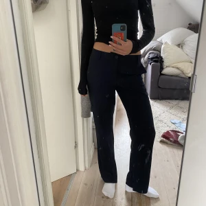 Zara kostymbyxor - Köpta för två år sedan men är i bra skick förutom att sömmen lossnat i ena benet längst ned. Jag är 182 och dem är till skorna på mig☀️