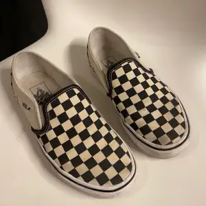 Jag säljer mina U Classic Slip-ons från Vans, då de inte kommer till användning. Skorna är använda ett antal gånger och är lite smutsiga på ett fåtal ställen, men är inte något som stör i verkligheten.💓