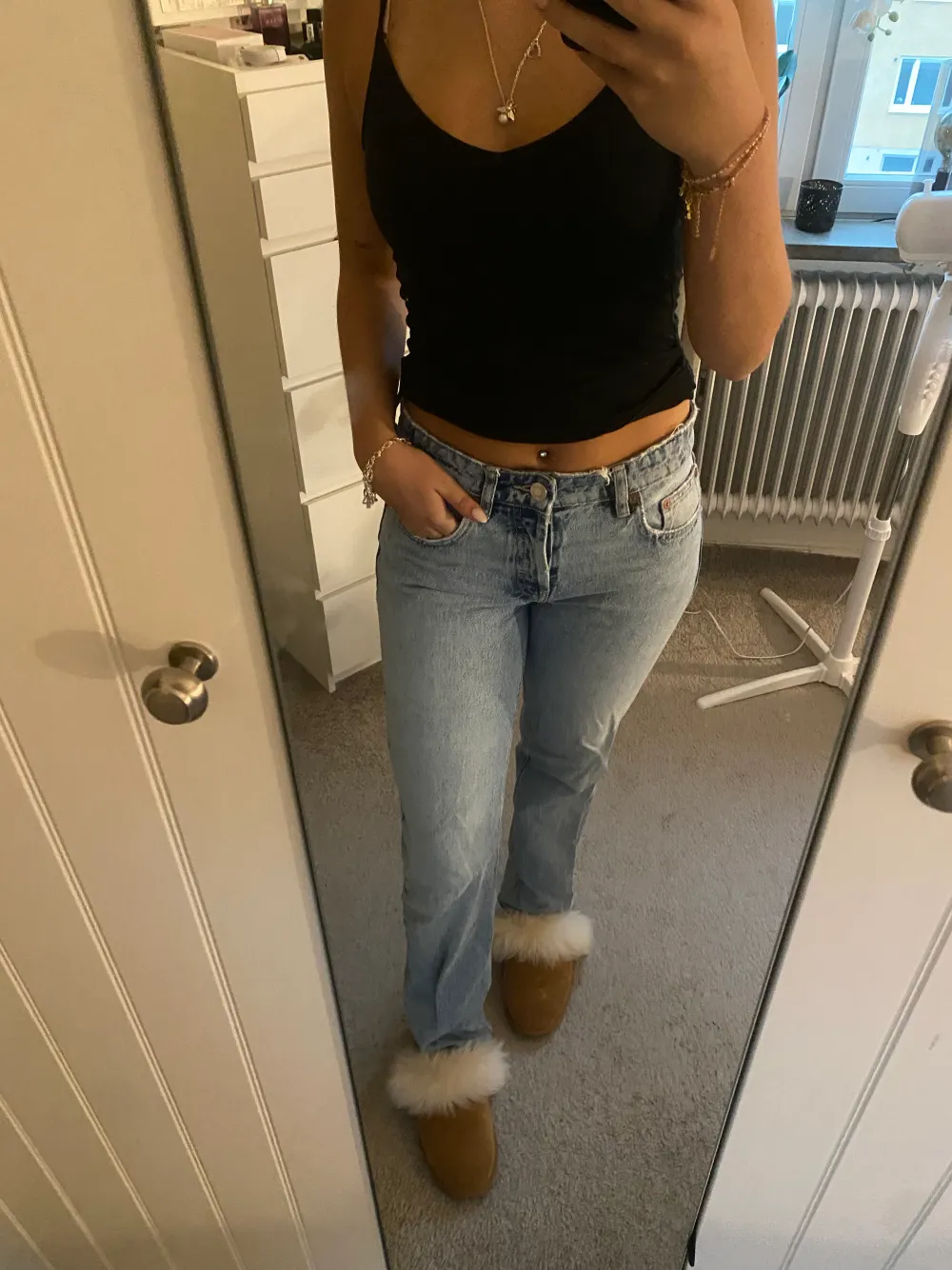 Säljer mina jenas från zara som inte kommer till användning😊💕. Jeans & Byxor.