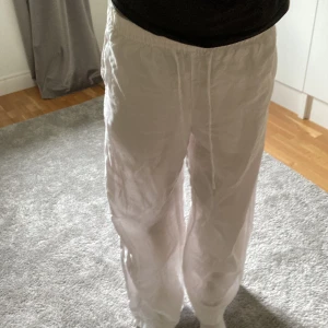 Linnebyxor  - Säljer sköna linnebyxor från h&m i storlek XS. De är ett fint skick.Dom är andvända ett fåtal gånger.säljer för 250kr.hör av dig om det är något🫶🏻