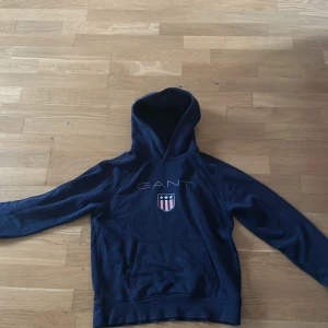 Gant shield hoodie - Storlek: 176 ord pris: 500kr  Säljer pga att den är för liten använd men i fint skick 