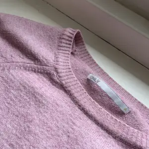 Säljer denna super söta rosa stickade tröja, den är i ett super bra skick men kommer inte till användning, skriv för vidare info 👙köpt för 300