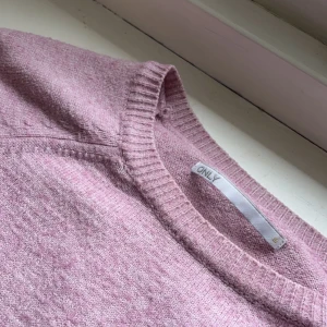 Rosa stickad tröja👚 - Säljer denna super söta rosa stickade tröja, den är i ett super bra skick men kommer inte till användning, skriv för vidare info 👙köpt för 300