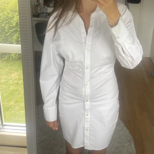 Klänning - Säljer denna jättefina skjortklänningen från Bershka då den tyvärr inte kommer till användning längre. Använd fåtal gånger och är i väldigt fint skick. Passar både S och XS. Pris är diskuterbart och köparen står för frakten!!💞💞