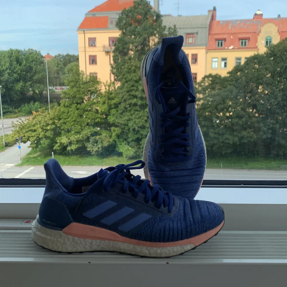 Adidas Solarglide W i strl 39 1/3 (något små i storlek så skulle säga att de passar en något mindre 39a).  Sparsamt använda, men med märken på insida häl som det ju blir direkt.. Skor.