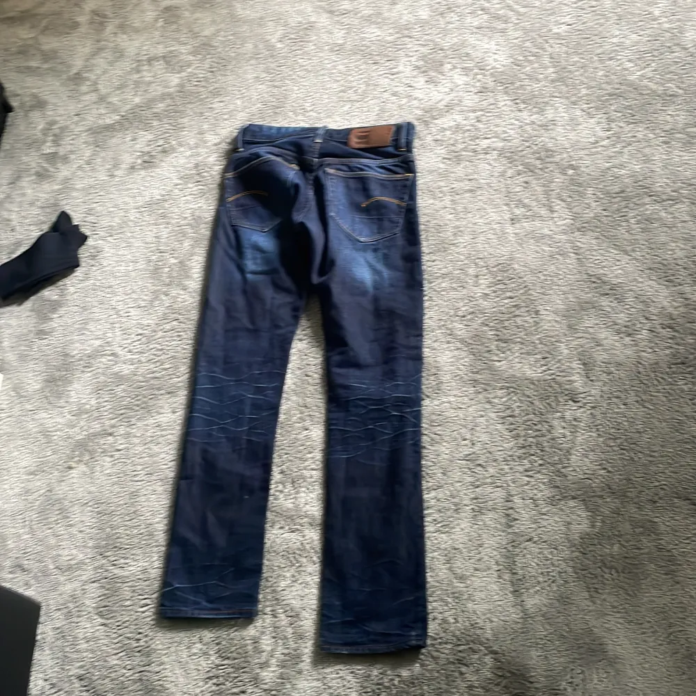 Helt nya och säljer för de var för små på en gång. Inga fläckar helt nya och passar någon som är under 170 . Jeans & Byxor.