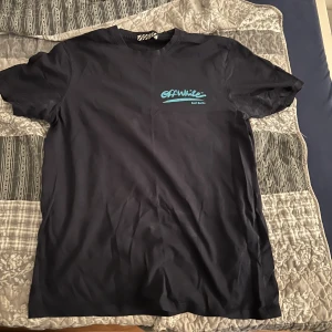 Offwhite T-shirt - Offwhite t-shirt oanvänd i ny skick