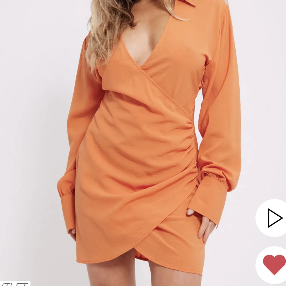 Orange snygg långärmad klänning från Nelly i storlek small. Aldrig använd! . Klänningar.